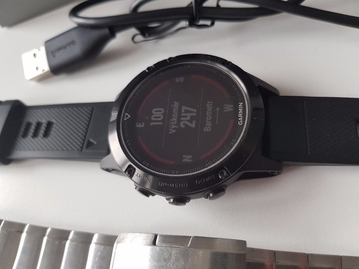 garmin fenix 5 sapphire vs instinct