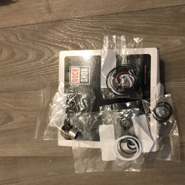 Prodám Servisní Kit 200H/1 rok Rock shox deluxe/superdeluxe bazar