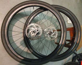 giant sr2 disc tubeless