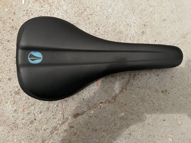 sdg oil slick saddle