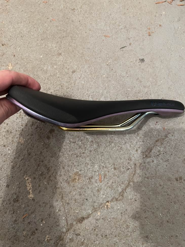sdg oil slick saddle