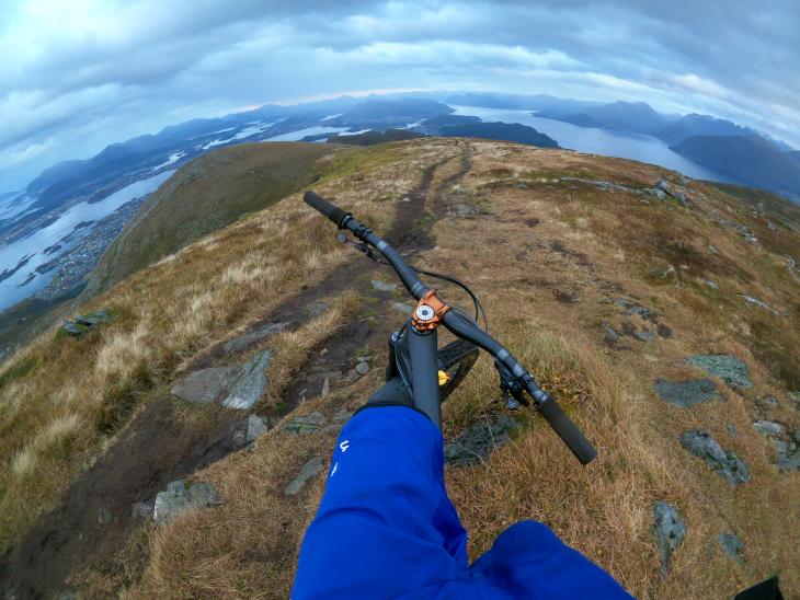 utéct ze zasněžených fjordů.Traily z vrcholu VardaneLångevag/Ålesund
